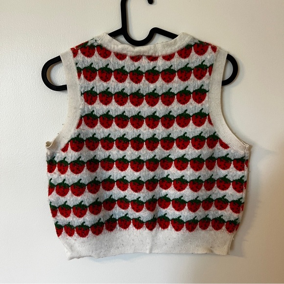 Levi’s Strawberry Knit Vest - Picture 6 of 7